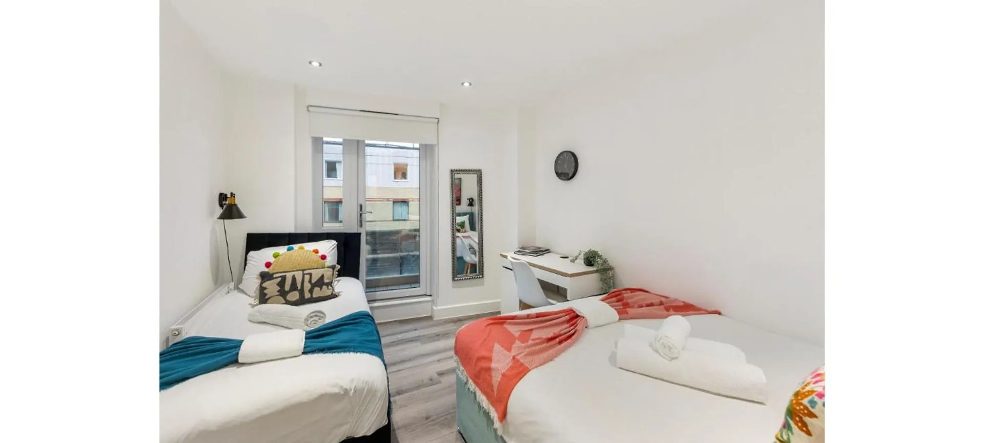 A Splash Of Color: Spacious & Funky 3-Br Flat London 0*,