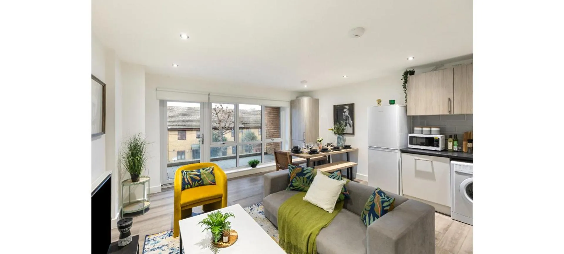 A Splash Of Color: Spacious & Funky 3-Br Flat location