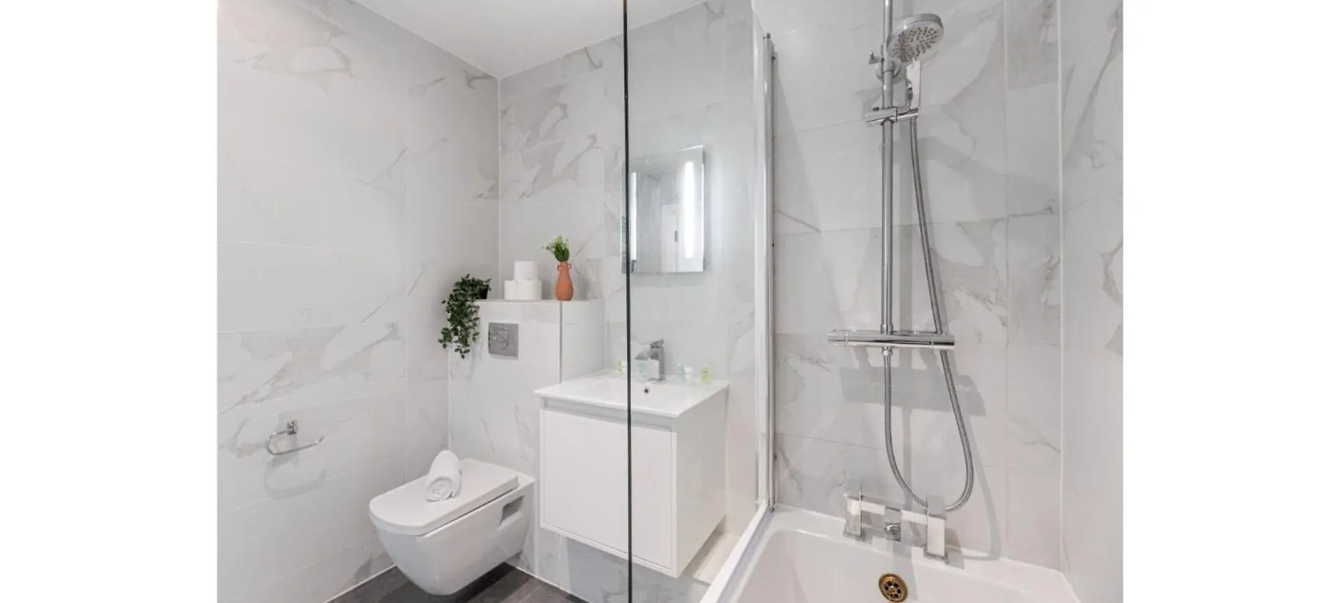 A Splash Of Color: Spacious & Funky 3-Br Flat London