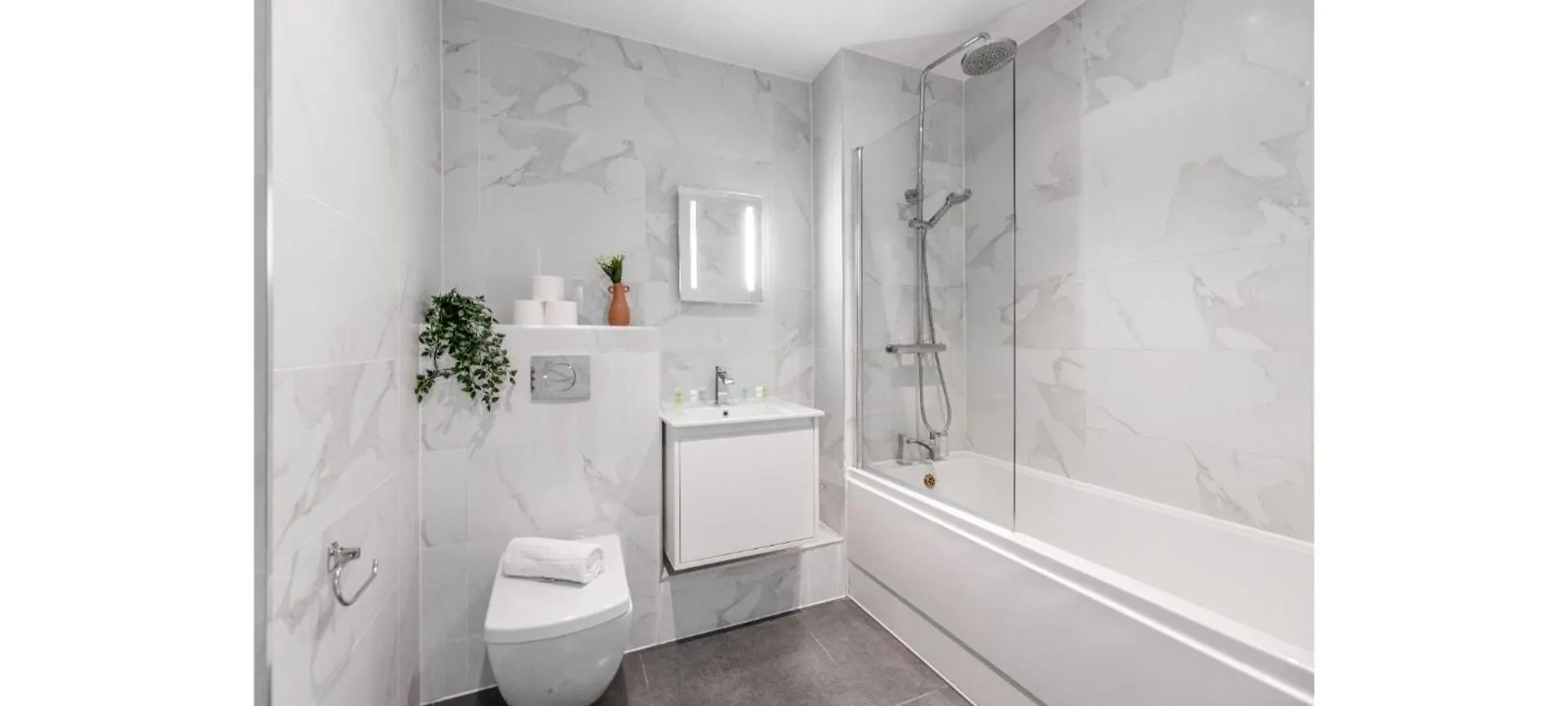 Apartment A Splash Of Color: Spacious & Funky 3-Br Flat London