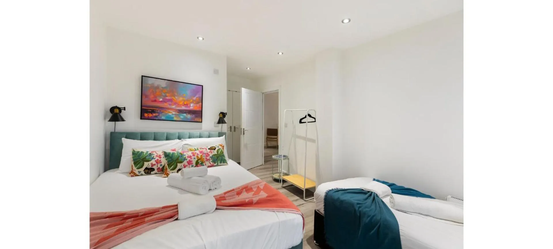 Apartment A Splash Of Color: Spacious & Funky 3-Br Flat London United Kingdom