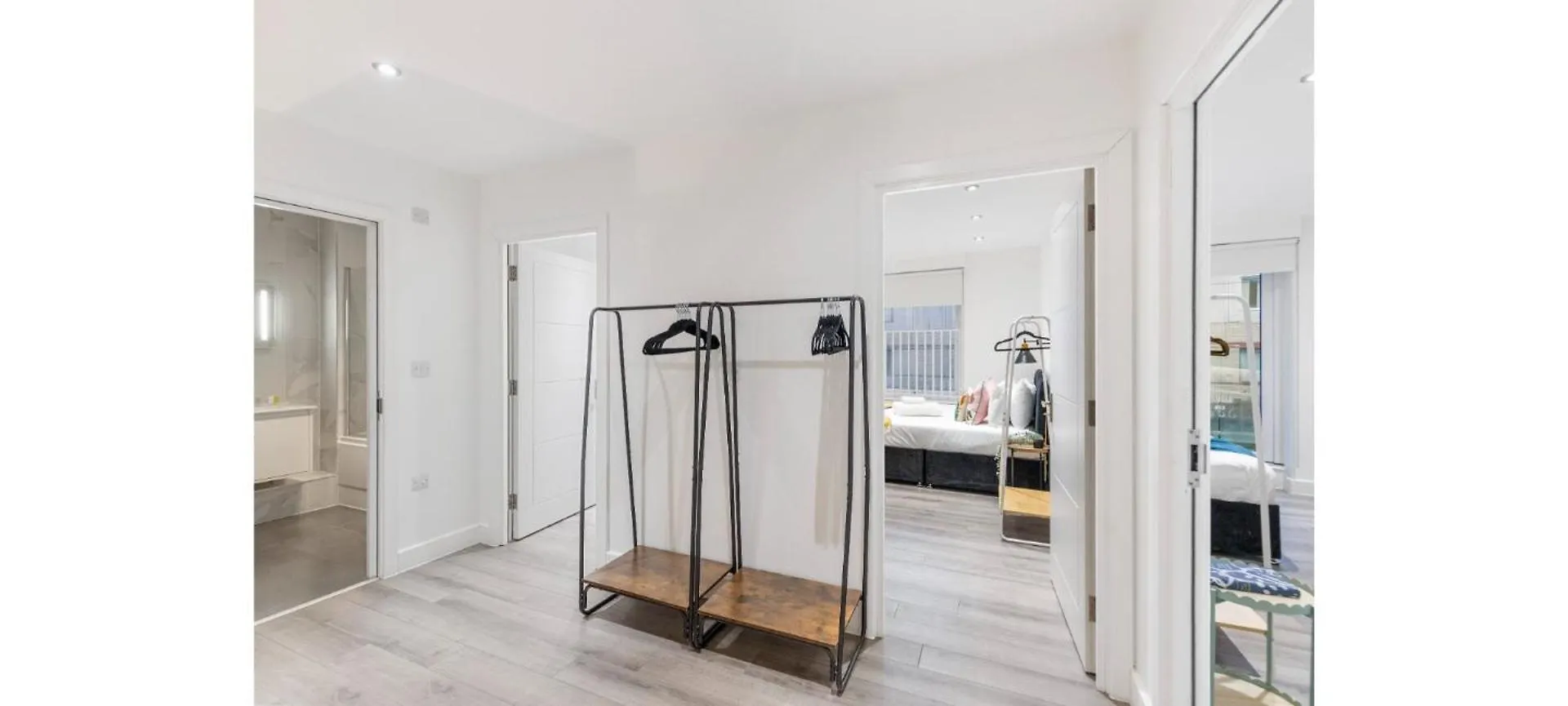 A Splash Of Color: Spacious & Funky 3-Br Flat London