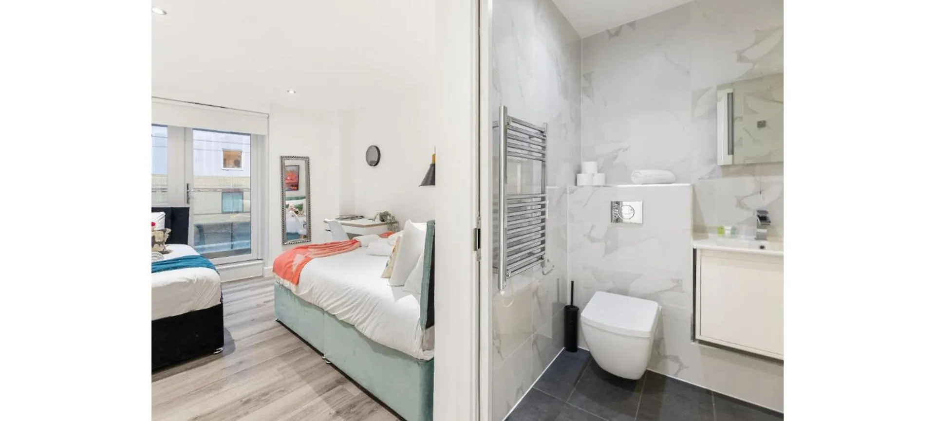 Apartment A Splash Of Color: Spacious & Funky 3-Br Flat London