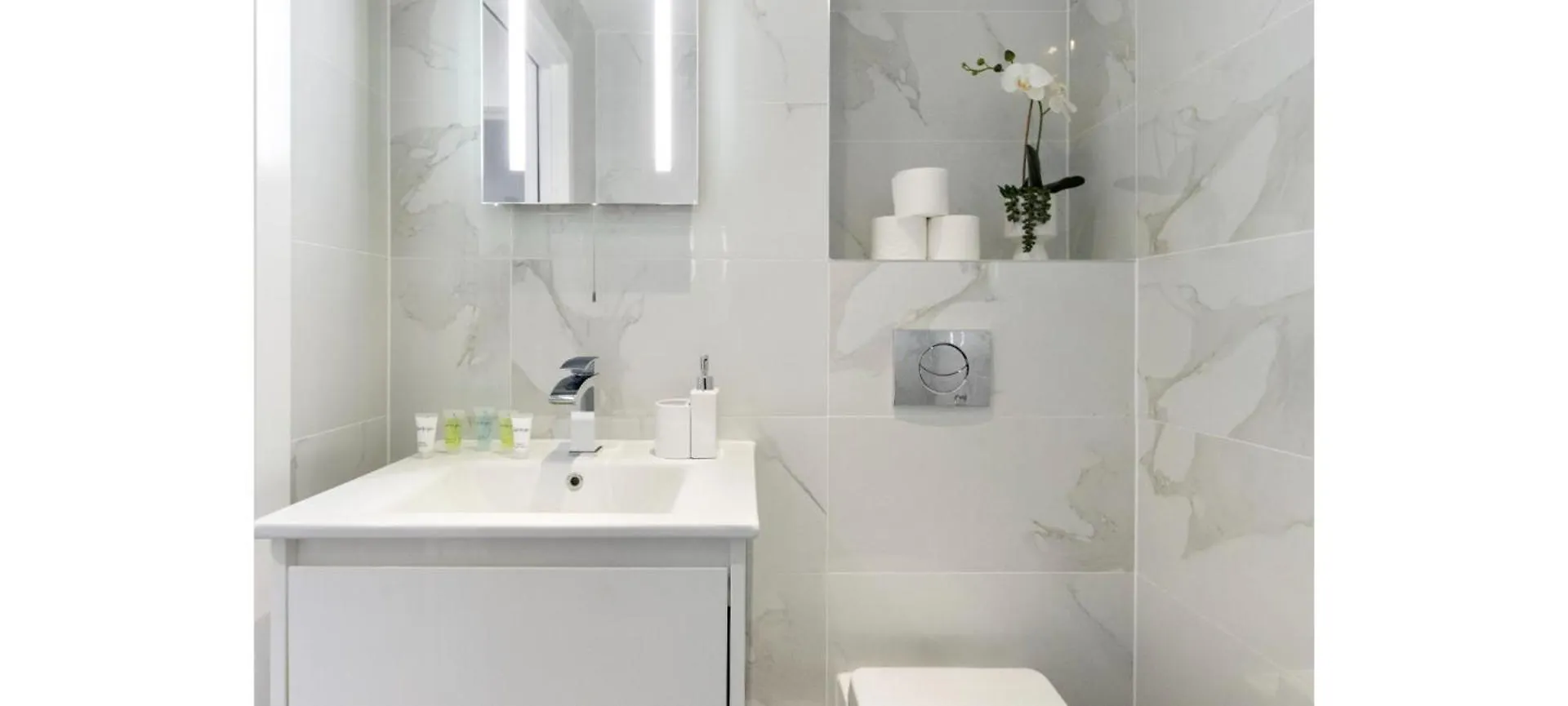 A Splash Of Color: Spacious & Funky 3-Br Flat London Apartment
